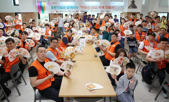 호반사랑나눔이 건강 부채 만들기 활동 모습. <호반건설 제공>